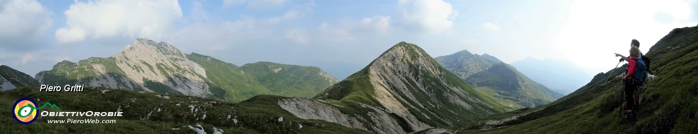 84 Dalla Forcola di Valmora (1994 m) si passa sul versante brembano col verde dei pascoli.jpg